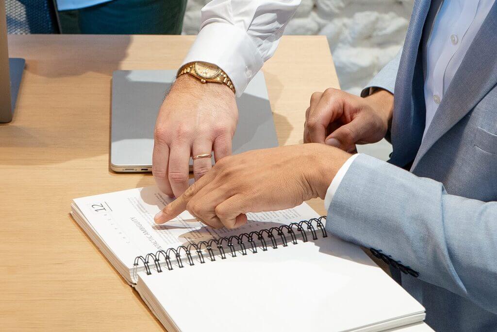 Consultant Klarc et client examinant ensemble un document de travail lors d une reunion de conseil